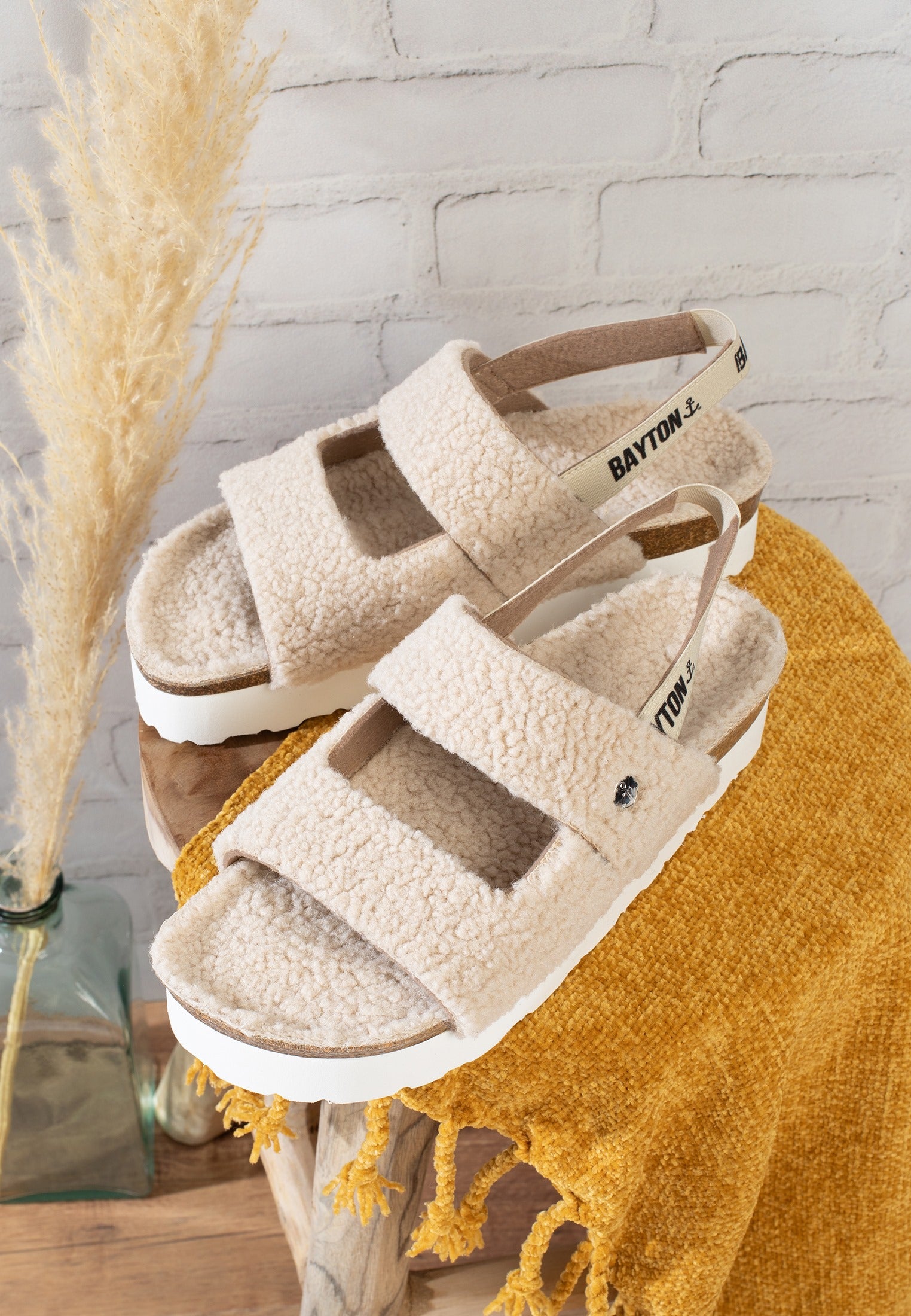 Sandalias beige con cuello alto