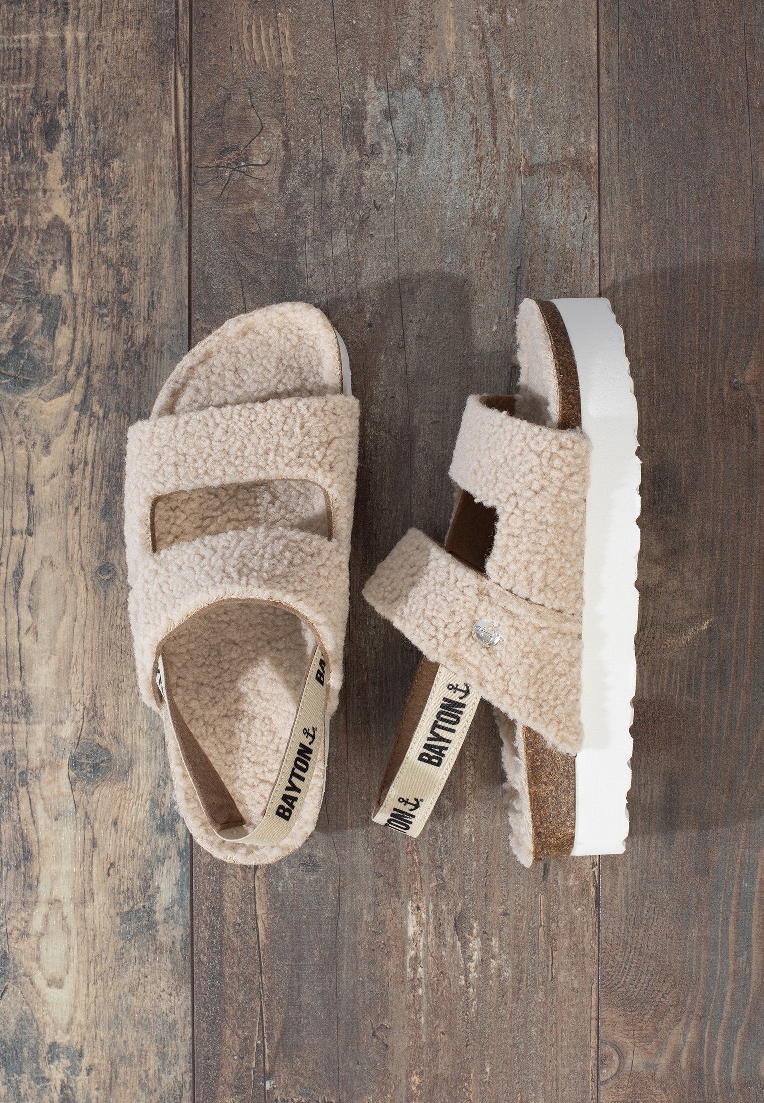 Sandalias beige con cuello alto