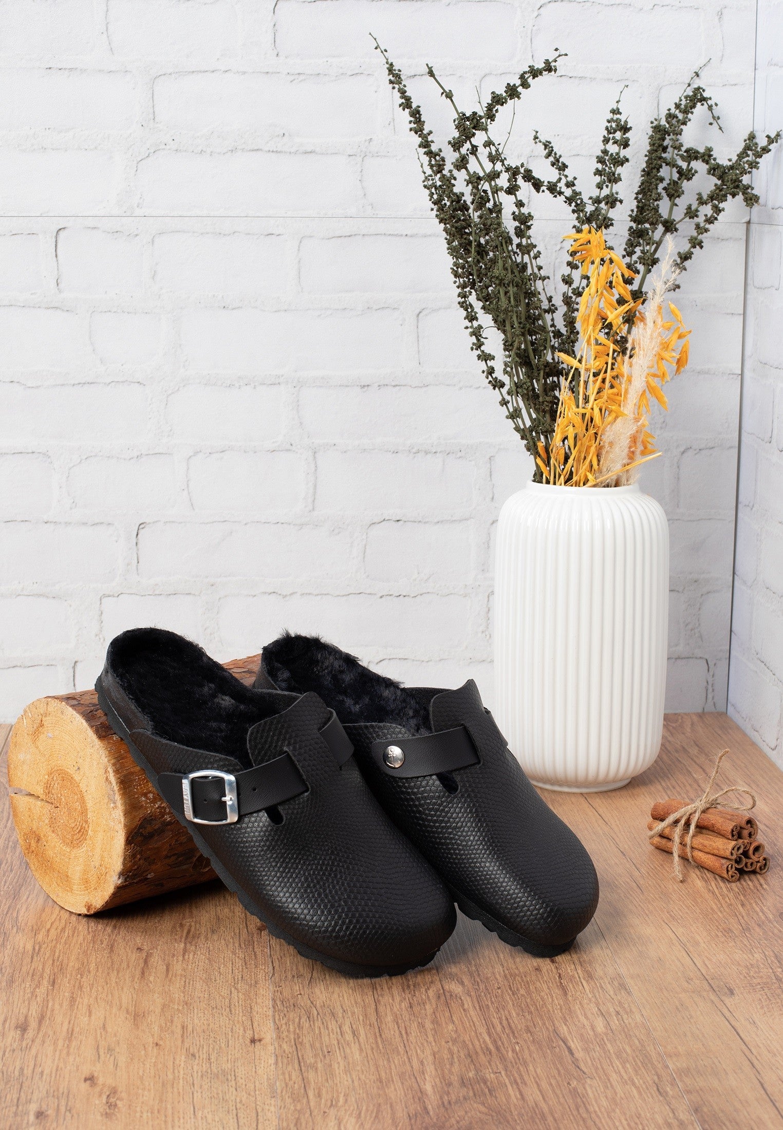 Moke Clogs Black