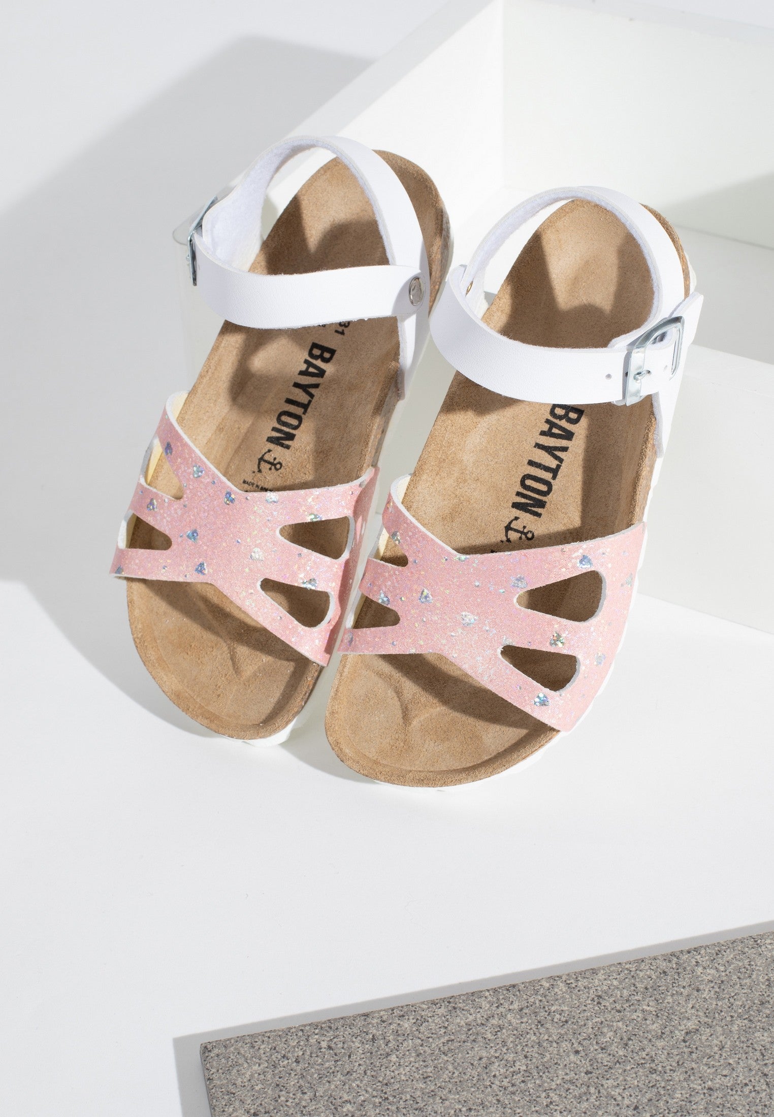 Sandalias de mariposa con múltiples tiras en rosa y blanco